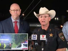 Disputa entre vizinhos do Texas se transforma em tiroteio que isolou a comunidade: policiais Policial e duas viaturas com luzes piscando em uma estrada com árvores ao fundo, com banner de notícias de última hora sobre um atirador sob custódia.