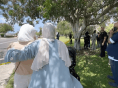 Dois adolescentes armados matam três na mesquita de San Diego por suspeita de crime de ódio Dois adolescentes armados matam três na mesquita de San Diego por suspeita de crime de ódio