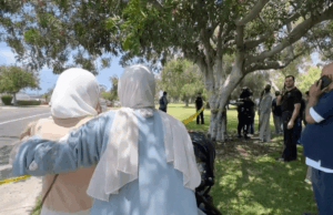 Dois adolescentes armados matam três na mesquita de San Diego por suspeita de crime de ódio Dois adolescentes armados matam três na mesquita de San Diego por suspeita de crime de ódio