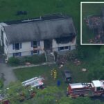 Vista aérea de uma casa com extensos danos de incêndio no telhado e uma declaração de sobreposição de notícias
