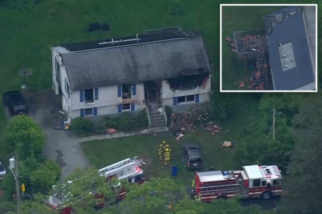 Dois adolescentes em estado 'extremamente crítico' depois que um incêndio Vista aérea de uma casa com extensos danos de incêndio no telhado e uma declaração de sobreposição de notícias