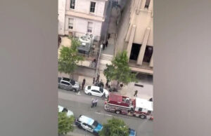 Dois advogados baleados do lado de fora do tribunal após o término do processo civil Jasmine Hannah/Facebook - FOTO: Dois advogados foram baleados perto de um tribunal da Carolina do Norte em 22 de maio de 2026, logo após o encerramento de um processo civil ao qual eles estavam ligados, de acordo com o Departamento de Polícia de Raleigh.