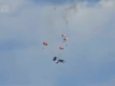 Dois jatos da Marinha dos EUA colidem durante show aéreo em base militar Uma foto do vídeo mostra uma nuvem de fumaça subindo acima da planície perto da Base Aérea de Mountain Home.