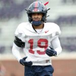 Rees Wise nº 19 dos rebeldes do Mississippi durante o treino de futebol Ole Miss Spring de 2026