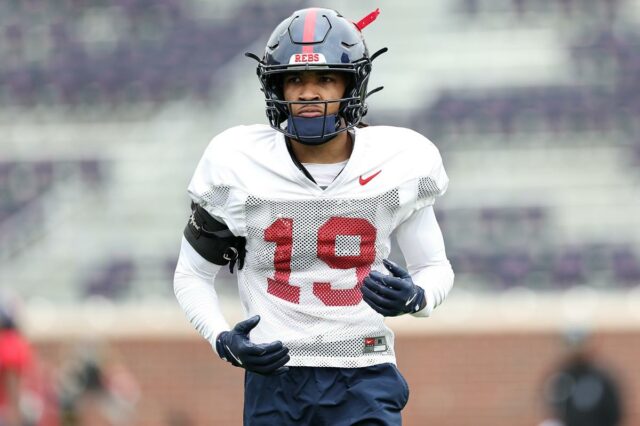 Rees Wise nº 19 dos rebeldes do Mississippi durante o treino de futebol Ole Miss Spring de 2026