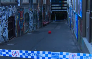 Dois meninos são presos após suposto ataque criminoso em bar de Melbourne Dois meninos são presos após suposto ataque criminoso em bar de Melbourne