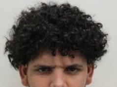 Dois migrantes argelinos que se escondiam em pontos turísticos de Londres antes de tentarem roubar um relógio de £ 15.000 de ricos kuwaitianos do lado de fora do hotel são presos Acredita-se que Salah Mabrouk, 23 anos, tenha vindo ilegalmente para o Reino Unido em um pequeno barco antes de tentar pedir asilo