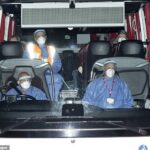O ônibus que transportava passageiros e tripulantes britânicos repatriados do MV Hondius segue para o Hospital Arrowe Park em 10 de maio, em Birkenhead, Inglaterra