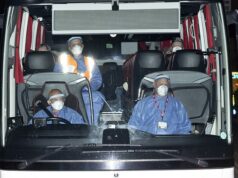 Dois passageiros de cruzeiro ‘sem sintomas’ testam POSITIVO para hantavírus após serem evacuados em todo o mundo, incluindo o Reino Unido O ônibus que transportava passageiros e tripulantes britânicos repatriados do MV Hondius segue para o Hospital Arrowe Park em 10 de maio, em Birkenhead, Inglaterra