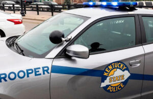 Dois presos ‘perigosos’ escapam do centro de detenção de Kentucky, desencadeando uma caçada humana por várias agências em toda a região Veículo cruzador da Polícia Estadual de Kentucky estacionado