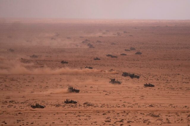 Forças militares dos EUA e do Marrocos conduzindo um exercício militar no deserto.