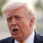 O presidente Donald Trump fala com repórteres antes de embarcar no Força Aérea Um no Aeroporto Internacional de Palm Beach, em West Palm Beach, Flórida, sábado, 2 de maio de 2026, a caminho de Miami. (Foto AP/Matt Rourke)