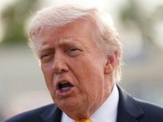 Donald Trump afirma que está revendo proposta iraniana para acabar com a guerra O presidente Donald Trump fala com repórteres antes de embarcar no Força Aérea Um no Aeroporto Internacional de Palm Beach, em West Palm Beach, Flórida, sábado, 2 de maio de 2026, a caminho de Miami. (Foto AP/Matt Rourke)