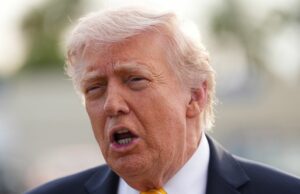 Donald Trump afirma que está revendo proposta iraniana para acabar com a guerra O presidente Donald Trump fala com repórteres antes de embarcar no Força Aérea Um no Aeroporto Internacional de Palm Beach, em West Palm Beach, Flórida, sábado, 2 de maio de 2026, a caminho de Miami. (Foto AP/Matt Rourke)