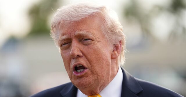 O presidente Donald Trump fala com repórteres antes de embarcar no Força Aérea Um no Aeroporto Internacional de Palm Beach, em West Palm Beach, Flórida, sábado, 2 de maio de 2026, a caminho de Miami. (Foto AP/Matt Rourke)