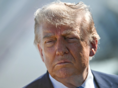 Donald Trump desferiu um golpe econômico em três novas pesquisas Donald Trump speaks to reporters before boarding Air Force One at Joint Base Andrews, Maryland on May 20, 2026.