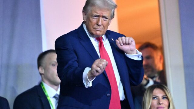 Donald Trump diz que Melania 'odeia' quando ele dança 'Hino Nacional Gay', 'YMCA' do Village People: 'Não é presidencial'
