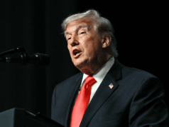 Donald Trump diz que os EUA assumirão o controle de Cuba “quase imediatamente” Donald Trump speaks at The Forum Club of the Palm Beaches Dinner at the Raymond F. Kravis Center for the Performing Arts in West Palm Beach, Florida on May 1, 2026.