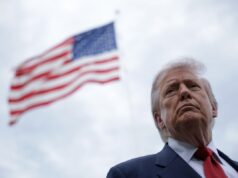 Donald Trump: o pedido de desculpas do juiz a Cole Tomas Allen é ‘nem mesmo credível’ President Donald Trump speaks with members of the media prior to a Marine One departure from the South Lawn of the White House on May 8 in Washington, D.C.