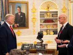 Donald Trump parabeniza John Swinney pela reeleição na Escócia e o elogia por obter redução tarifária do uísque – depois que o primeiro-ministro foi ridicularizado por receber o crédito O primeiro-ministro John Swinney e Lord Mandelson encontram-se com o presidente Donald Trump no Salão Oval da Casa Branca enquanto tentam negociar as tarifas do uísque dos EUA