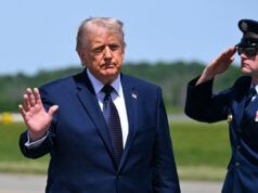 Donald Trump se enfurece com o ‘MUITO desleal’ John Cornyn na véspera do segundo turno primário U.S. President Donald Trump waves as he departs Air Force One at Morristown Airport for a campaign and economic policy event at SUNY Rockland Community College on May 22, 2026 in Morristown, New Jersey.