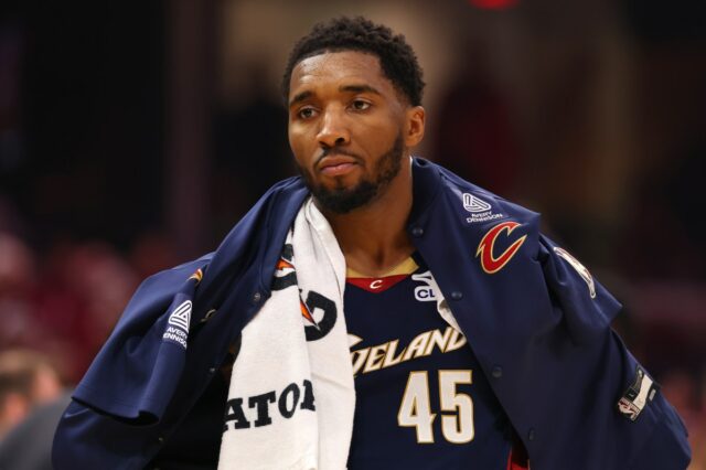 Donovan Mitchell em movimento? 3 pontos de pouso após a DETROIT, MICHIGAN - MAY 05: Donovan Mitchell #45 of the Cleveland Cavaliers looks on during the first quarter against the Detroit Pistons in Game One of the Second Round of the NBA Eastern Conference Playoffs at Little Caesars Arena on May 05, 2026 in Detroit, Michigan. NOTE TO USER: User expressly acknowledges and agrees that, by downloading and or using this photograph, User is consenting to the terms and conditions of the Getty Images License Agreement. (Photo by Gregory Shamus/Getty Images)