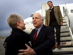 Doug McCain, filho mais velho do senador John McCain, morre aos 66 anos Sonhar. John McCain estende a mão para sua esposa Cindy, acompanhado pelo filho, Doug McCain, quando o então candidato presidencial republicano chega a Syracuse, Nova York, em 4 de março de 2000.