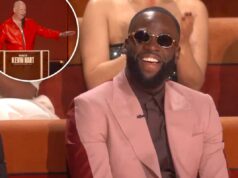 Draymond Green eviscerado por celebridades no assado de Kevin Hart: ‘Hora de se aposentar’ Draymond Green ri enquanto usa óculos escuros redondos e um terno rosa sobre uma camisa escura e gravata, sentado em uma cadeira vermelha.