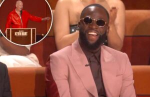 Draymond Green eviscerado por celebridades no assado de Kevin Hart: ‘Hora de se aposentar’ Draymond Green ri enquanto usa óculos escuros redondos e um terno rosa sobre uma camisa escura e gravata, sentado em uma cadeira vermelha.