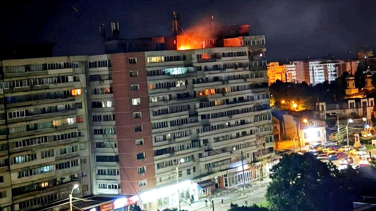 Drone atinge prédio de apartamentos na Romênia, membro da OTAN, enquanto a Rússia ataca a vizinha Ucrânia