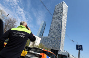 Drone ucraniano atinge arranha-céu de luxo em Moscou antes das celebrações do Dia da Vitória Yahoo news home
