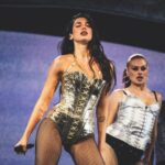 Dua Lipa abre processo de US$ 15 milhões contra Samsung por usar seu rosto para vender TVs