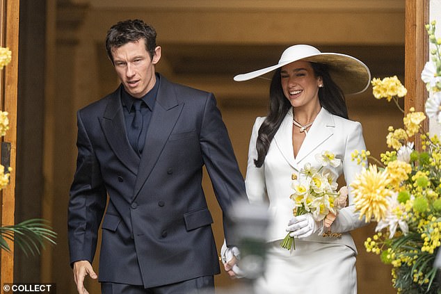 Dua Lipa agora a encontrou feliz para sempre, depois de se casar com Callum Turner em Londres, no Old Marylebone Town Hall, na manhã de sábado.