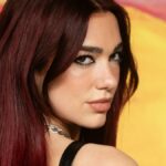 Dua Lipa processa Samsung por uso não autorizado de seu rosto em embalagens de TV e pede US$ 15 milhões na Justiça Federal