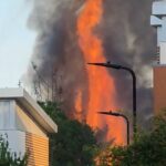 Dezenas de bombeiros estão combatendo um enorme incêndio perto da estação Hackney Downs, no leste de Londres