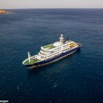 Dois britânicos que estavam a bordo de um navio de cruzeiro atingido por um surto de um vírus mortal transmitido por ratos estão se isolando em casa no Reino Unido, disseram autoridades de saúde