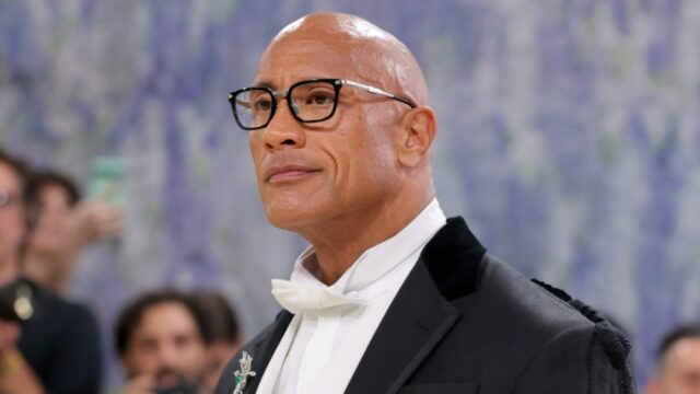 Dwayne Johnson usa saia para o Met Gala porque os ‘homens mais masculinos usam saias’ na ‘cultura polinésia’
