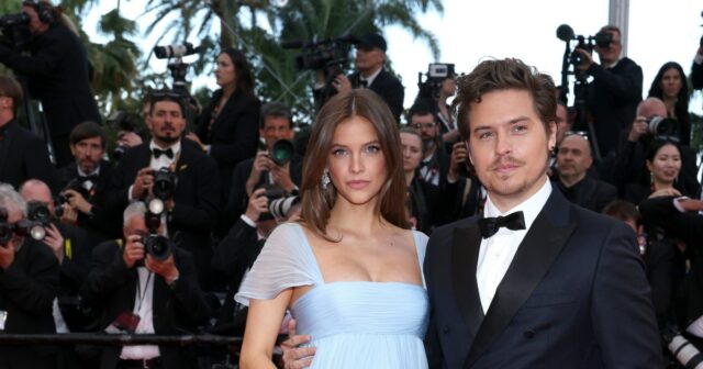Barbara Palvin e Dylan Sprouse comparecem ao 