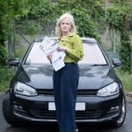 Julia Lawrence (foto) teve a placa do carro clonada e recebeu dezenas de multas por infrações de trânsito que não cometeu