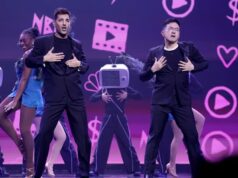 ESCUTE: Tech Talk, Streaming, Sports e Reboots dominam o primeiro dia de Upfronts; Liz Jenkins, da NBCUniversal, sobre assunção de riscos em meio a interrupções Matt Rogers and Bowen Yang NBCUniversal upfront Radio City Music Hall May 11 2026