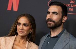 ESCUTE: Upfronts 2026: O que aprendemos com as maiores plataformas de TV; Elaborando a música de ‘Heated Rivalry’ Jennifer Lopez and Brett Goldstein at the Netflix 2026 Upfront Red Carpet held at Sunset Pier 94 Studios on May 13, 2026 in New York, New York. (Photo by Stephanie Augello/Variety via Getty Images)