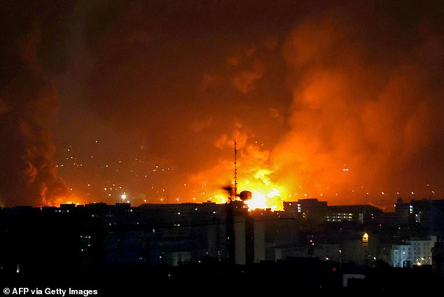 Os EUA lançaram o que as autoridades descreveram como “ataques de autodefesa” com alvos específicos dentro do Irã na noite de segunda-feira. Na foto, foto de arquivo de um ataque com mísseis em Teerã em março