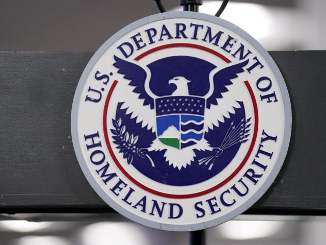 EUA dizem que portadores de vistos temporários devem sair para solicitar Green Cards
