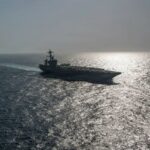 O porta-aviões USS Abraham Lincoln navegando no Mar da Arábia.