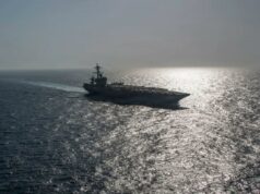 EUA lançam ataques de autodefesa no sul do Irã, diz CENTCOM O porta-aviões USS Abraham Lincoln navegando no Mar da Arábia.