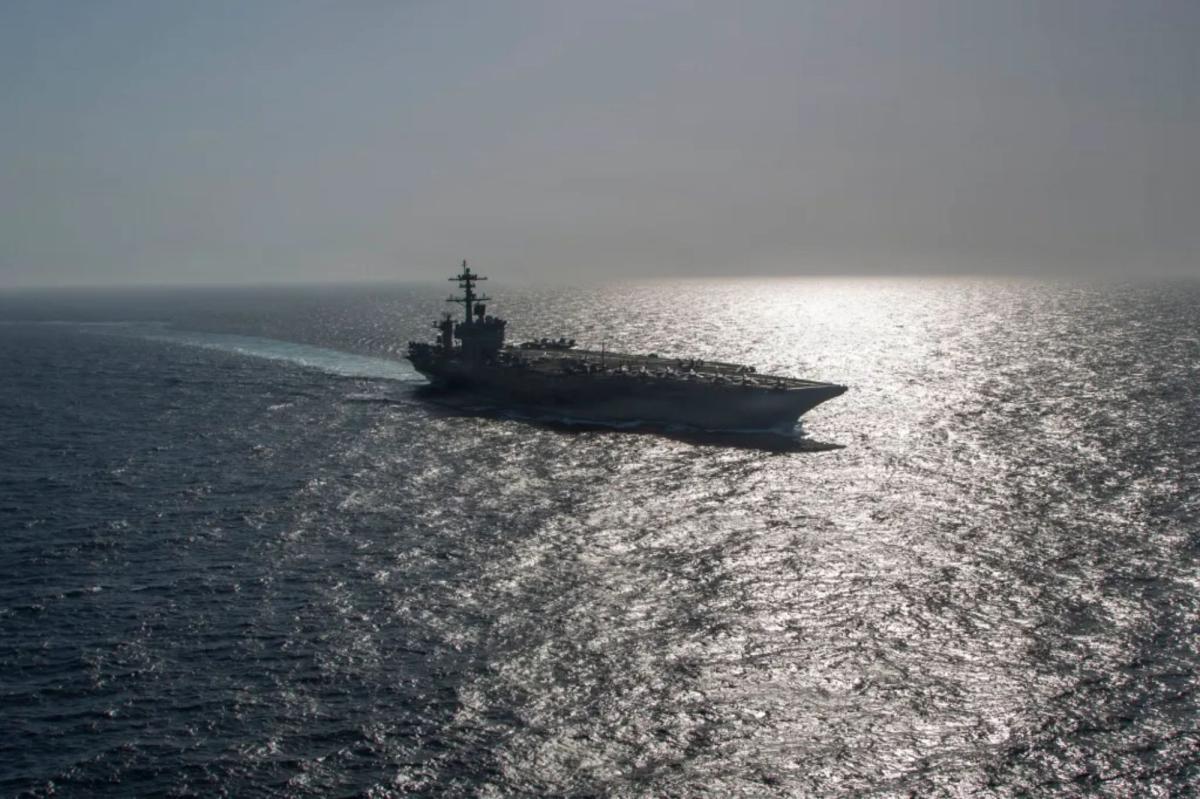 O porta-aviões USS Abraham Lincoln navegando no Mar da Arábia.