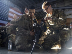 EUA prendem milhares de soldados a caminho da Polónia Members of the 82nd Airborne Division of the U.S. Army clean weaponry ahead of deployment to Poland from Fort Bragg, North Carolina on February 14, 2022.