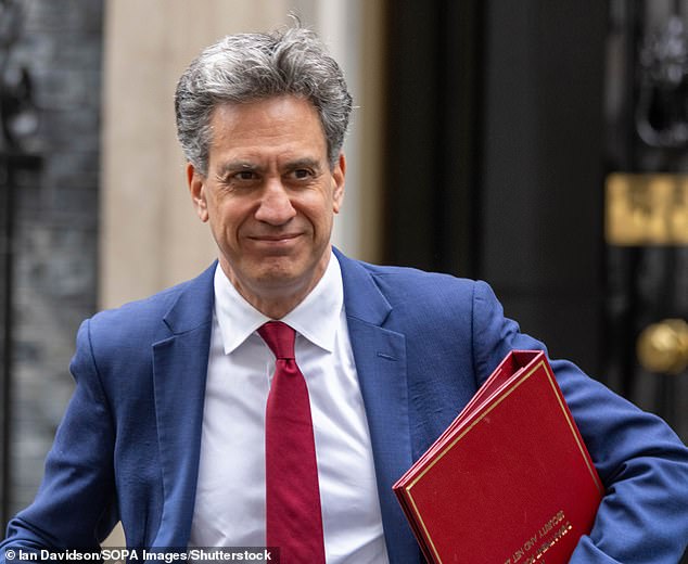 O secretário de Energia, Ed Miliband, que enfrenta reação negativa pelos planos de construção de mais fazendas solares, foi fotografado saindo de uma reunião de gabinete em 10 Downing Street na semana passada