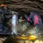 Equipes de resgate se reúnem para discutir planos para resgatar pessoas presas em uma caverna na província de Xaisomboun, Laos, nesta imagem divulgada em 29 de maio de 2026. - Metta Tham Kalasin Rescue/Folheto/Reuters