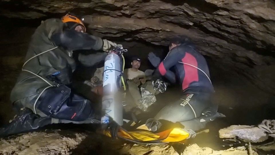 Equipes de resgate se reúnem para discutir planos para resgatar pessoas presas em uma caverna na província de Xaisomboun, Laos, nesta imagem divulgada em 29 de maio de 2026. - Metta Tham Kalasin Rescue/Folheto/Reuters